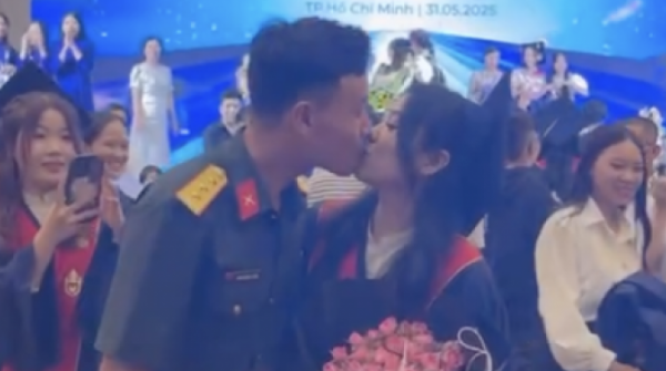 Màn cầu hôn “có một không hai” tại lễ tốt nghiệp đại học ở TP HCM adt1748693013 screenshot 2025 05 31 at 17 31 03 01 anh cat 3 2 auto croppng