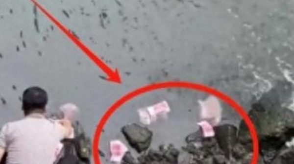 Tiền rơi đầy mặt sông, thanh niên xuống vớt 2 túi to và sự thật gây ngỡ ngàng adt1750165348 tien roi day mat song thanh nien xuo anh cat 3 2 auto cropjpg