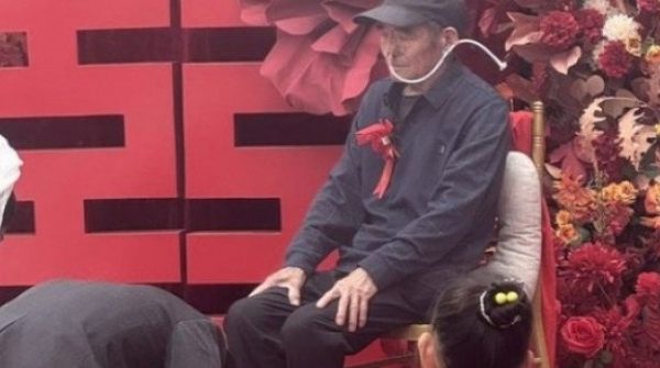 Cha đeo ống truyền dịch đến đám cưới con trai: 3 phút khiến cả hôn trường xúc động adt1750254796 anhdd 17 60719 anh cat 3 2 auto cropjpg