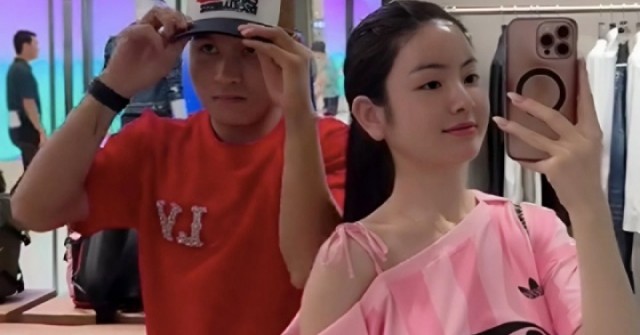 Quang Hải mặc áo hơn 30 triệu đồng cùng vợ đi mua sắm trước trận đấu adt1750388967 sam1 5538 3041 5787 anh cat 3 2 auto cropjpg 1