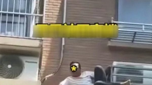 Ngoại tình bị phát hiện, người đàn ông đu bám bên ngoài tòa nhà kêu cứu adt1750749579 ngoai tinh bi phat hien nguoi dan on anh cat 3 2 auto cropjpg