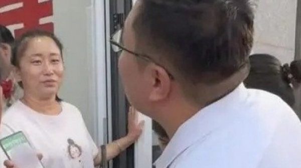 Bị ép chuyển tiền mới được đón dâu, phản ứng của chú rể khiến nhà gái bàng hoàng 29 Bị ép chuyển tiền mới được đón dâu, phản ứng của chú rể khiến nhà gái bàng hoàng adt1751155195 bi ep chuyen tien moi duoc don dau p anh cat 3 2 auto cropjpg