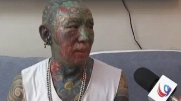 Buồn vì vợ mất, người đàn ông đi xăm kín mặt rồi hối hận vì hậu quả adt1751511770 hinhxam1 24120 anh cat 3 2 auto cropjpg