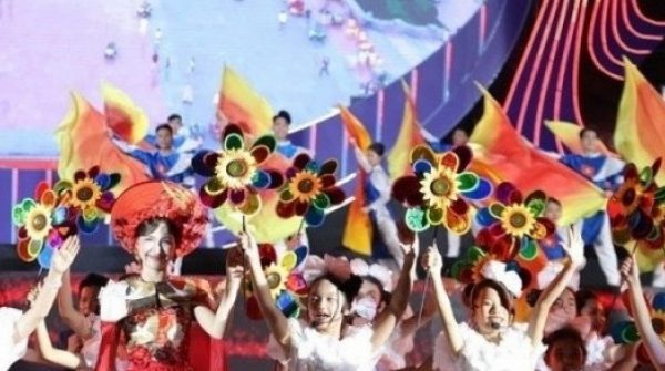 Hòa Minzy và Tuấn Cry biểu diễn 'Bắc Bling' với hơn 1.500 người 29 Hòa Minzy và Tuấn Cry biểu diễn 'Bắc Bling' với hơn 1.500 người adt1751677699 hoa minzy va tuan cry bieu dien bac anh cat 3 2 auto cropjpg