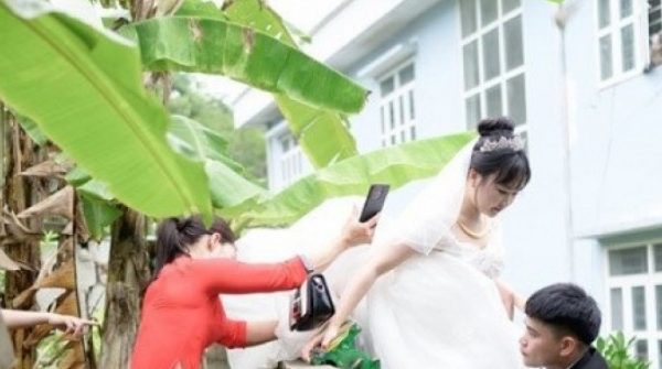 Cô dâu ở Lạng Sơn trèo tường về nhà chồng, phía sau là câu chuyện bất ngờ adt1751704137 co dau o lang son treo tuong ve nha anh cat 3 2 auto cropjpg