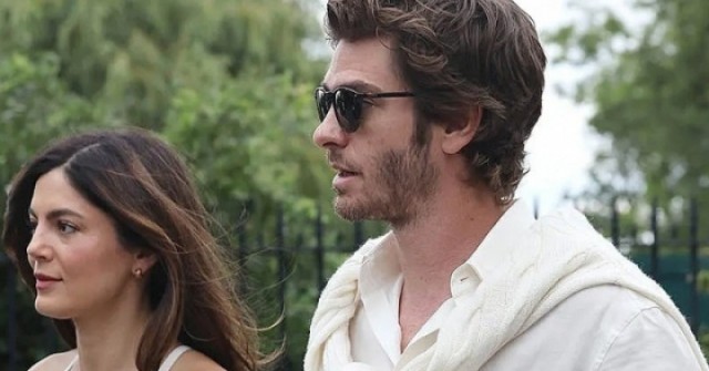 Andrew Garfield hẹn hò sao 'Top Gun' adt1751870744 andrew garfiled va monica barb 9950 anh cat 3 2 auto cropjpg 1