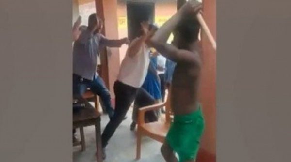 Con bị mắng vì không làm bài tập, cha mẹ vác gậy đánh giáo viên adt1751879905 danh nhau 4444 0 0 652 1245 crop 111 anh cat 3 2 auto cropjpg