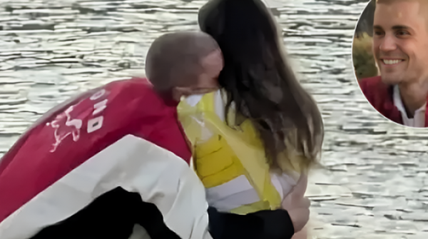 Justin Bieber âu yếm vợ bên biển 26 Justin Bieber âu yếm vợ bên biển adt1752130073 top4picsartaiimageenhancer 175 7367 anh cat 3 2 auto croppng