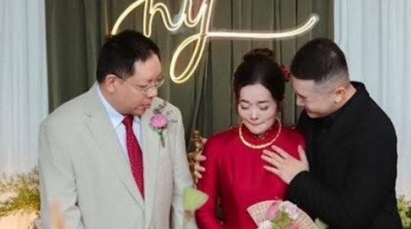 Ở vậy suốt 25 năm, mẹ được con trai ‘gả đi’ ở tuổi 53 làm nhiều người xúc động 26 Ở vậy suốt 25 năm, mẹ được con trai ‘gả đi’ ở tuổi 53 làm nhiều người xúc động adt1752285685 o vay suot 25 nam me duoc con trai g anh cat 3 2 auto cropjpg