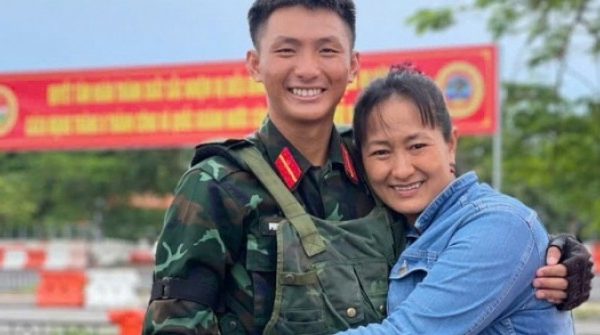 Vượt 1.600 km, bắt bốn chặng xe ra Hà Nội thăm con tập diễu binh adt1752566632 z6 759c00ef67c9ff8 3490 7722 3638 anh cat 3 2 auto cropjpg