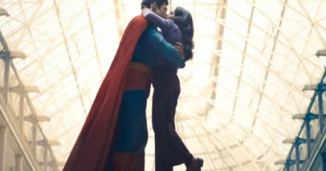 adt1752719032-superman-kiss-jpg-9457-1-9788-3738-0-anh-cat-3-2-auto-croppng-1 Ấn Độ cắt cảnh hôn 33 giây trong 'Superman' adt1752719032 superman kiss jpg 9457 1 9788 3738 0 anh cat 3 2 auto croppng 1