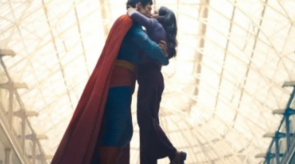 Ấn Độ cắt cảnh hôn 33 giây trong 'Superman' 29 Ấn Độ cắt cảnh hôn 33 giây trong 'Superman' adt1752719032 superman kiss jpg 9457 1 9788 3738 0 anh cat 3 2 auto croppng