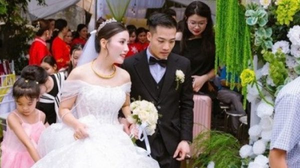 Rước cô hàng xóm trong 30 giây, chú rể Bắc Ninh kể loạt chuyện thú vị ngày cưới 26 Rước cô hàng xóm trong 30 giây, chú rể Bắc Ninh kể loạt chuyện thú vị ngày cưới adt1752799347 ruoc co hang xom trong 30 giay chu r anh cat 3 2 auto cropjpg