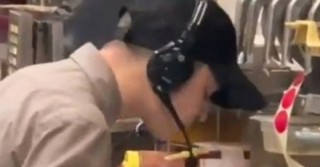 Bắt quả tang nam nhân viên lén khạc nhổ vào bánh mì kẹp thịt của khách adt1752800361 edit banh mi 39854 33 0 447 791 crop anh cat 3 2 auto cropjpeg 1