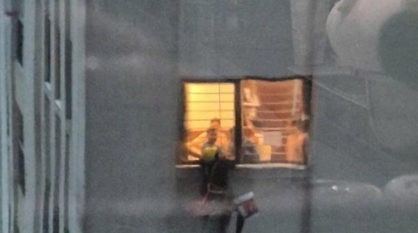 Ấm lòng tài xế giúp người bệnh tim, cư dân cứu thợ sơn lơ lửng giữa giông gió adt1752968518 am long tai xe giup nguoi benh tim c anh cat 3 2 auto cropjpg 1