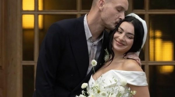 Ca sĩ Charli XCX kết hôn adt1753059742 bgus 9 004 6002 17 6533 5590 7209 anh cat 3 2 auto cropjpg