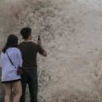 Sóng biển cao 3m cuộn bờ ở Quất Lâm, cặp đôi vô tư check-in trước bão số 3 adt1753168383 song bien cao 3m cuon bo o quat lam anh cat 3 2 auto cropjpg