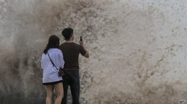 Sóng biển cao 3m cuộn bờ ở Quất Lâm, cặp đôi vô tư check-in trước bão số 3 30 Sóng biển cao 3m cuộn bờ ở Quất Lâm, cặp đôi vô tư check-in trước bão số 3 adt1753168383 song bien cao 3m cuon bo o quat lam anh cat 3 2 auto cropjpg