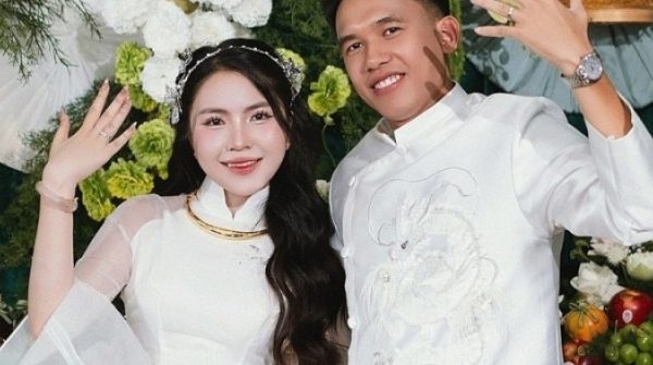 Tuyển thủ Minh Khoa đính hôn với cô chủ tiệm vàng adt1753230511 805 0852 571 7978 8473 0109 anh cat 3 2 auto cropjpg