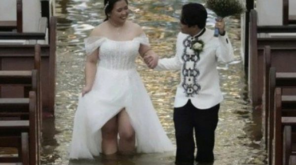 Cặp đôi làm đám cưới giữa dòng nước ngập sau bão gây "sốt mạng" 29 Cặp đôi làm đám cưới giữa dòng nước ngập sau bão gây "sốt mạng" adt1753317563 cap doi lam dam cuoi giua dong nuoc anh cat 3 2 auto cropjpg