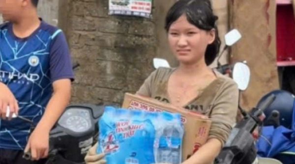 Cô gái lấm lem bùn đất do mưa lũ ở Nghệ An xin ngừng tiếp nhận sự giúp đỡ adt1753844082 co gai lam lem bun dat 2733 5276 anh cat 3 2 auto cropjpg