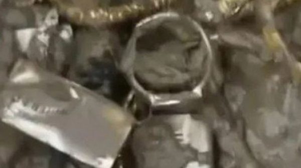 Số vàng bạc trị giá 36 tỷ đồng bị cuốn trôi sau lũ, người dân đổ xô đi tìm adt1753855694 so vang bac tri gia 36 ty dong bi cu anh cat 3 2 auto cropjpg