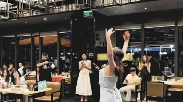 Bên trong tiệc mai mối bí mật chỉ dành cho giới sở hữu tài sản trăm tỷ 27 Bên trong tiệc mai mối bí mật chỉ dành cho giới sở hữu tài sản trăm tỷ adt1754364407 ben trong tiec mai moi bi mat chi da anh cat 3 2 auto cropjpg