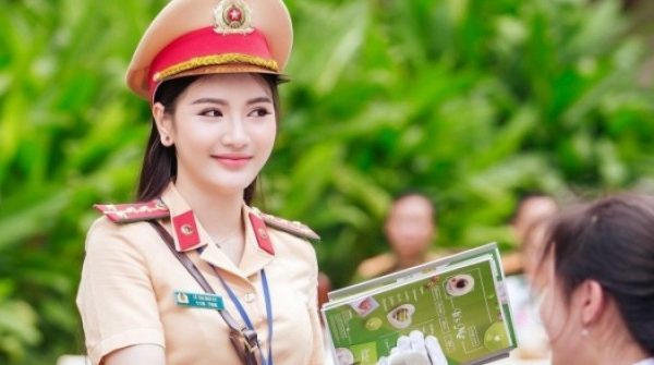 Vai 'girl phố' gây bão mạng và chuyện chưa kể của nữ công an quê Thanh Hoá 27 Vai 'girl phố' gây bão mạng và chuyện chưa kể của nữ công an quê Thanh Hoá adt1754872396 vai girl pho gay bao mang va chuyen anh cat 3 2 auto cropjpg