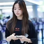 Con gái Triệu Vy ngại ngùng khi paparazzi 'soi' adt1754897684 4 7782 0145 5609 0219 anh cat 3 2 auto cropjpg