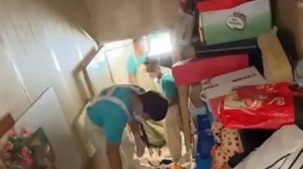 Hàng xóm kêu cứu vì mùi hôi, chủ nhà sốc khi mở cửa căn hộ cho thuê 29 Hàng xóm kêu cứu vì mùi hôi, chủ nhà sốc khi mở cửa căn hộ cho thuê adt1755564327 hang xom keu cuu vi mui hoi chu nha anh cat 3 2 auto cropjpg