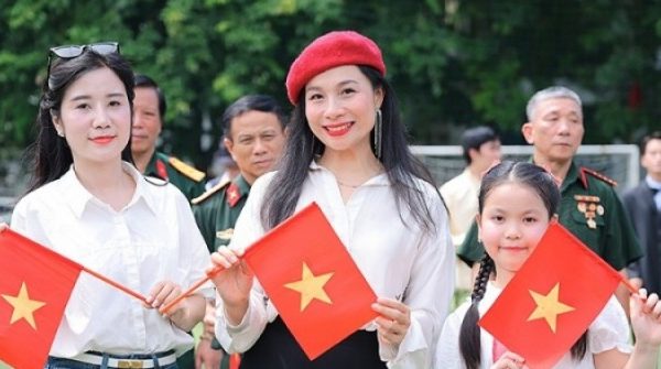 Thầy trò hát 'Viết tiếp câu chuyện hòa bình' bằng 13 thứ tiếng adt1755653678 sinh vien hanu 8704 5444 9633 5466 6 anh cat 3 2 auto cropjpg