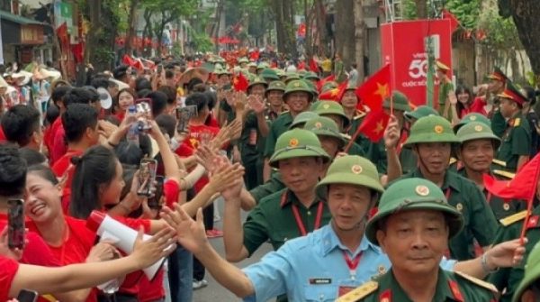 Các khối diễu binh, diễu hành đi giữa vòng tay nhân dân adt1755789088 ccb3a 7336 9576 83 9397 6195 0154 anh cat 3 2 auto cropjpg