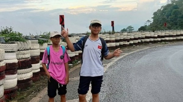 Ba mẹ con đi bộ từ Điện Biên về Hà Nội xem diễu binh 30 Ba mẹ con đi bộ từ Điện Biên về Hà Nội xem diễu binh adt1755993914 z8 04d9291ba19d110 7982 3174 1696 anh cat 3 2 auto cropjpg