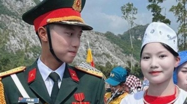 Chuyện tình chàng 'sĩ quan lục quân' và 'nữ dân quân' tại A80 gây sốt mạng 27 Chuyện tình chàng 'sĩ quan lục quân' và 'nữ dân quân' tại A80 gây sốt mạng adt1756104685 chuyen tinh chang si quan luc quan v anh cat 3 2 auto cropjpg