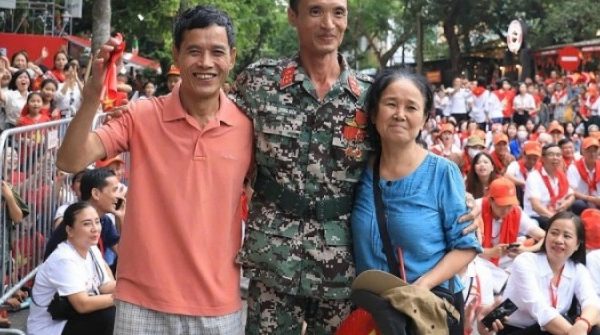 Cuộc hội ngộ chớp nhoáng của người thân chiến sĩ diễu binh adt1756440606 a nh nha n va t doa n tu 1 175 8364 anh cat 3 2 auto cropjpg