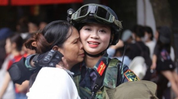 Chiến sĩ xúc động gặp lại mẹ sau nhiều ngày xa cách 28 Chiến sĩ xúc động gặp lại mẹ sau nhiều ngày xa cách adt1756530522 giaoluu1 8650 9348 0481 anh cat 3 2 auto cropjpg