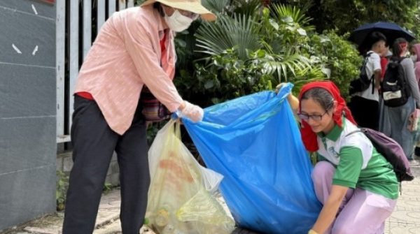 Ở lại nhặt rác sau tổng duyệt diễu binh 26 Ở lại nhặt rác sau tổng duyệt diễu binh adt1756531252 img 9887 jpg 8148 4462 4988 8456 anh cat 3 2 auto cropjpg