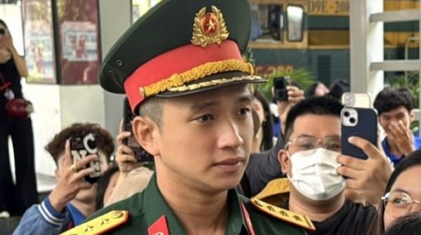 Dòng người chen chúc đón chiến sĩ A80 tại ga Sài Gòn adt1757059641 a8 5407 6129 anh cat 3 2 auto cropjpg