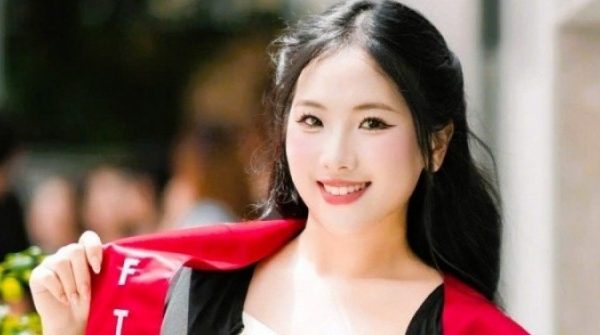 Thủ khoa xinh đẹp Đại học Ngoại thương với 3 môn đạt điểm 10 tuyệt đối 26 Thủ khoa xinh đẹp Đại học Ngoại thương với 3 môn đạt điểm 10 tuyệt đối adt1757987900 thu khoa xinh dep dai hoc ngoai thuo anh cat 3 2 auto cropjpg