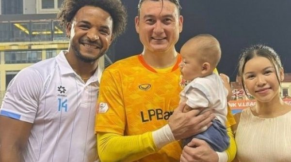 Văn Lâm 'xin vía' đá bóng giỏi của Xuân Son cho con trai adt1758678635 7015 4041 1749 anh cat 3 2 auto cropjpg