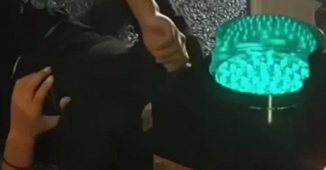 Người đàn ông bị kẹt đầu trong cột đèn 40 phút, vẫn thản nhiên lướt điện thoại adt1758857352 nguoi dan ong bi ket dau trong cot d anh cat 3 2 auto cropjpg 1