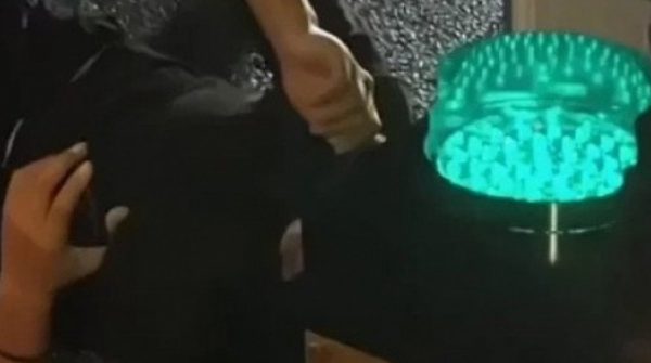 Người đàn ông bị kẹt đầu trong cột đèn 40 phút, vẫn thản nhiên lướt điện thoại adt1758857352 nguoi dan ong bi ket dau trong cot d anh cat 3 2 auto cropjpg