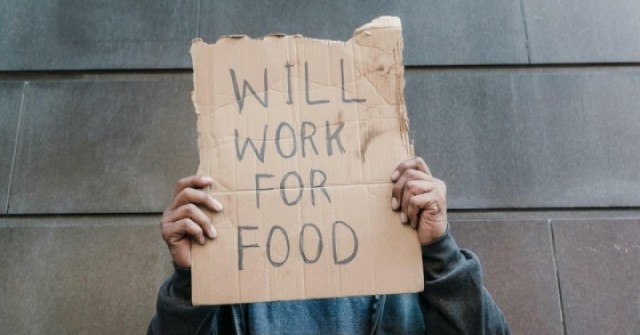 adt1758962106-nguoi-ngheo-0469-0-9461-8782-0802-anh-cat-3-2-auto-cropjpg-1 Những bẫy vô hình giữ chân người nghèo adt1758962106 nguoi ngheo 0469 0 9461 8782 0802 anh cat 3 2 auto cropjpg 1