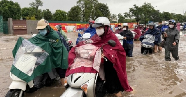 Người Thủ đô vật lộn đưa con đi học, đi làm trong mưa lớn adt1759213031 lu t 1280 1369 175 4151 8735 1839 anh cat 3 2 auto cropjpg 1