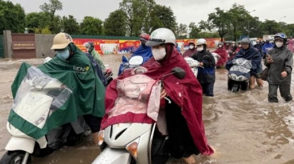 Người Thủ đô vật lộn đưa con đi học, đi làm trong mưa lớn adt1759213031 lu t 1280 1369 175 4151 8735 1839 anh cat 3 2 auto cropjpg