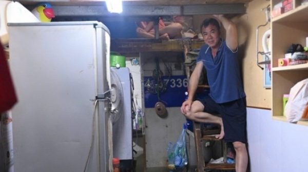 Đêm 'khó ngủ' ở con ngõ Hà Nội ngập sâu, cả nhà 7 người chen chúc trên gác xép 28 Đêm 'khó ngủ' ở con ngõ Hà Nội ngập sâu, cả nhà 7 người chen chúc trên gác xép adt1759274346 dem kho ngu o con ngo ha noi ngap sa anh cat 3 2 auto cropjpg