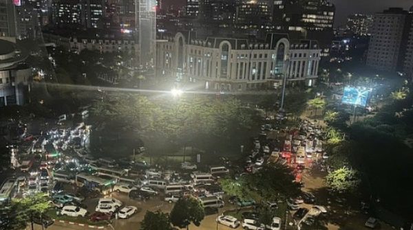 Ngày vật lộn trong mưa ngập của người Hà Nội adt1759275184 cd3c71032f5a60 8731 9530 9579 1391 anh cat 3 2 auto cropjpg