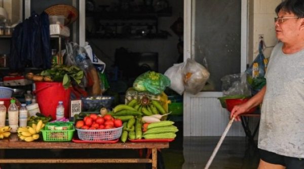 Gia đình Hà Nội ngập 12 lần trong năm, lo sợ 'trận lụt ám ảnh năm 2008 trở lại' adt1759366493 gia dinh ha noi ngap 12 lan trong na anh cat 3 2 auto cropjpg