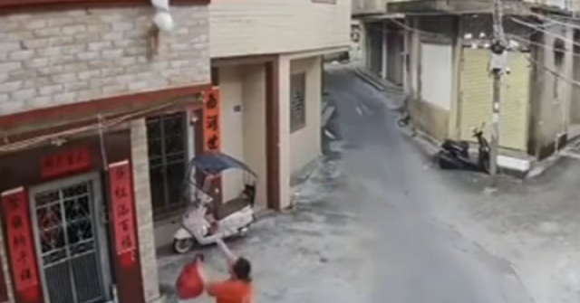 adt1759571269-a-nh-ma-n-hi-nh-2025-10-04-lu-2584-1-anh-cat-3-2-auto-croppng-1 Tay không đỡ bé trai rơi từ tầng hai adt1759571269 a nh ma n hi nh 2025 10 04 lu 2584 1 anh cat 3 2 auto croppng 1