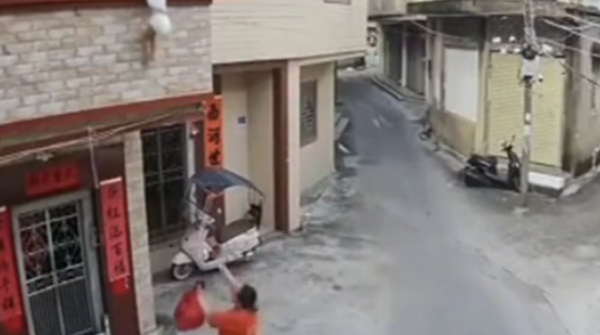 Tay không đỡ bé trai rơi từ tầng hai adt1759571269 a nh ma n hi nh 2025 10 04 lu 2584 1 anh cat 3 2 auto croppng